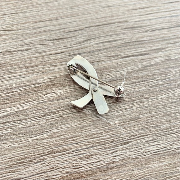 Clinique x Breast Cancer Dangle Enamel Pin - Picture 2 of 2